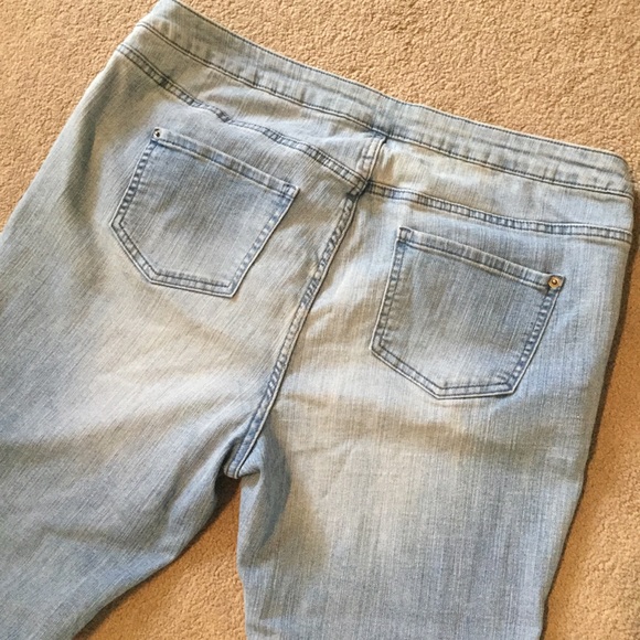 Light Wash Straight Leg Jeans - Picture 5 of 5